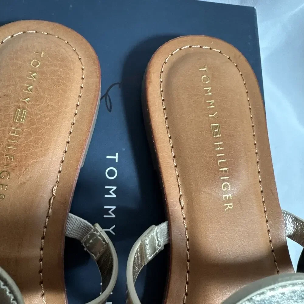 Tommy Hilfiger Women's Litzy Logo T-strap Flat Sandals Gold Size 8.5 NIB NEW